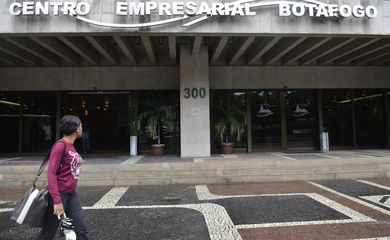 Policiais federais cumprem mandados de busca e apreensão na sede da empreiteira Norberto Odebrecht, no Rio de Janeiro, como parte da 14ª fase da Operação Lava Jato (Tânia Rêgo/Agência Brasil)