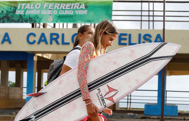 Maria Clara Dornelas, de 12 anos, já compete em torneios nacionais de surfe.