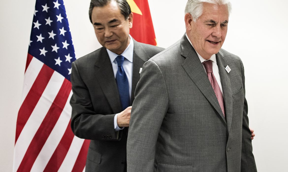 O secretário de Estado americano, Rex Tillerson, e seu colega chinês, Wang Yi, se reúnem na Alemanha, no primeiro encontro de alto nível entre os dois países desde a eleição do presidente Donald Trump