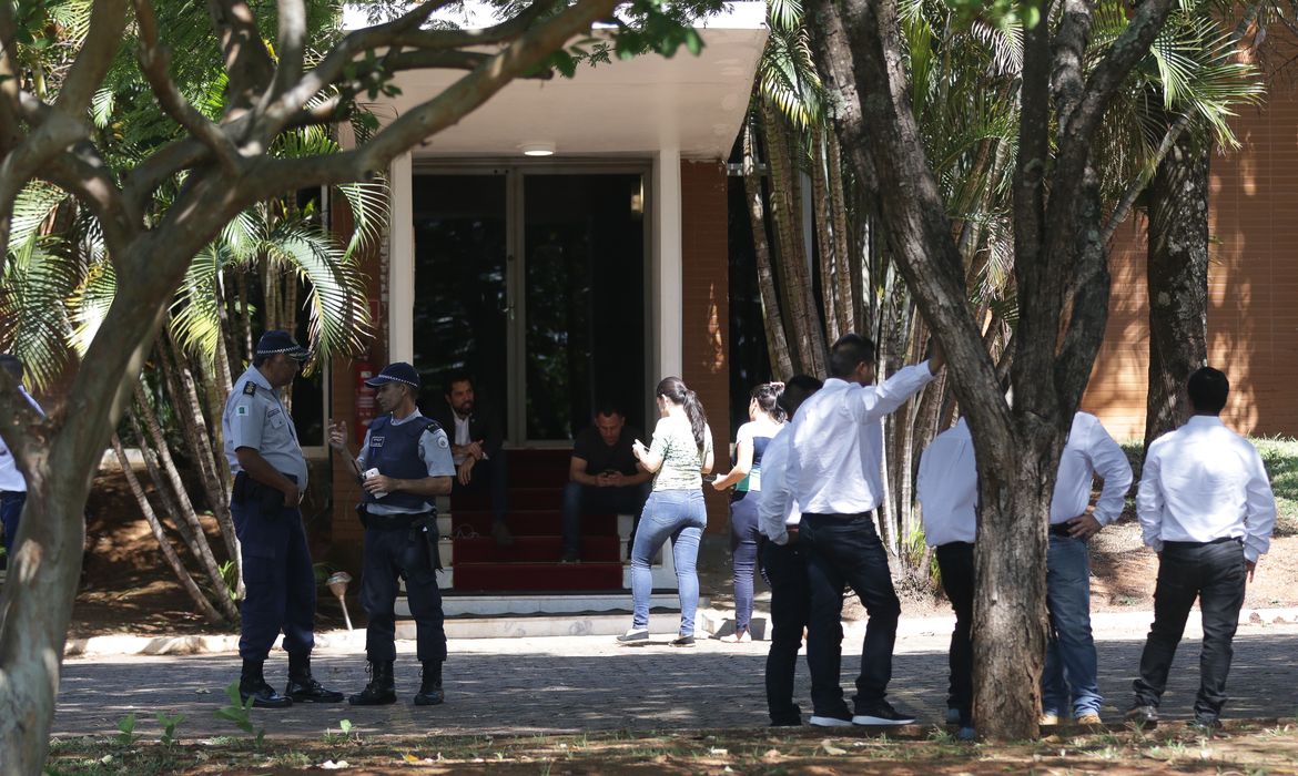Um grupo de cerca de 20 pessoas entrou hoje (13), por volta das 5h na Embaixada da Venezuela, em Brasília
