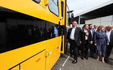Presidente da República, Jair Bolsonaro, visita um dos ônibus escolares a serem entregues a municípios de Goiás - Isac  Nóbrega/PR