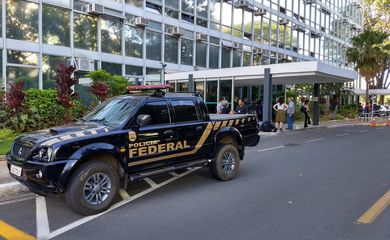 Brasília - Carro da Polícia Federal em frente ao Ministério da Agricultura (Valter Campanato/Agência Brasil)