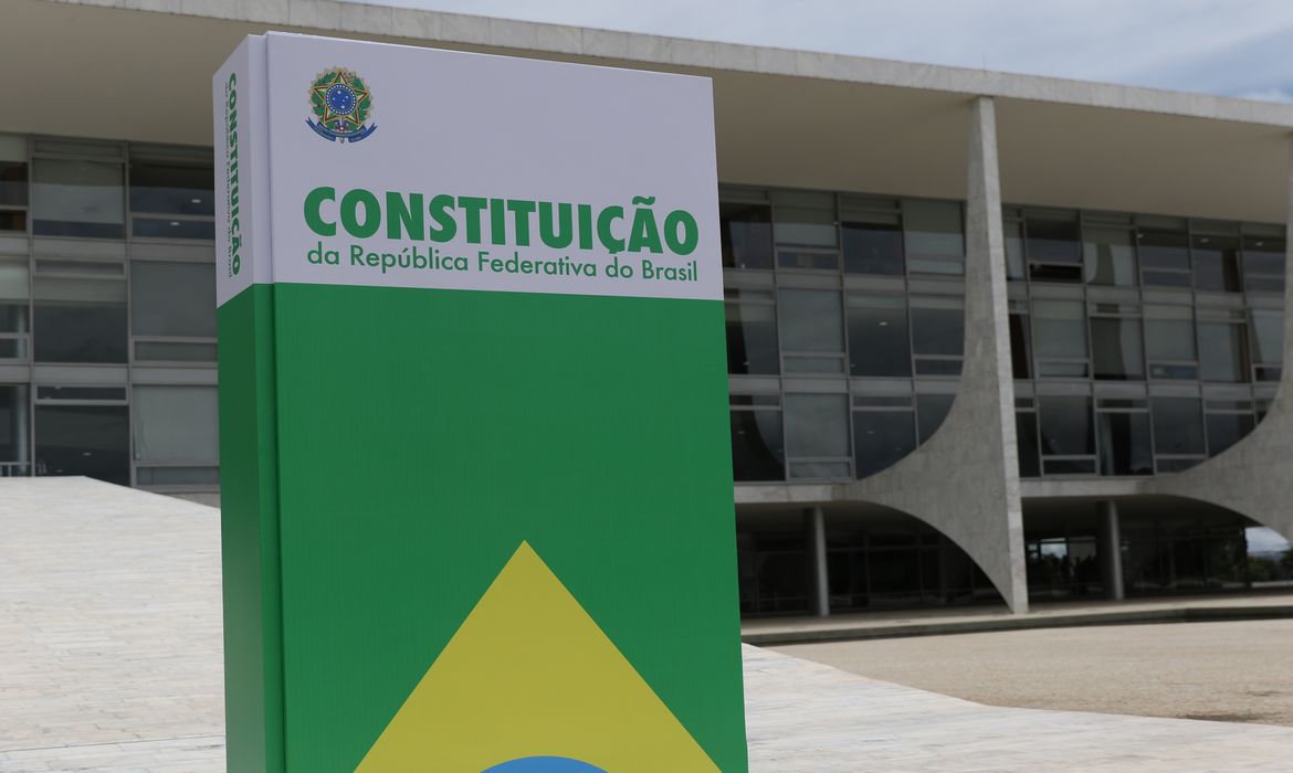 Brasília (DF) 08/01/2024 - Réplica da Costituição Brasileira é instalada em frente ao Congresso Nacional, Palácio do Planalto e STF. 
Foto:José Cruz/Agência Brasil
