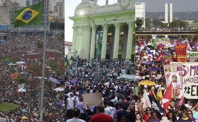 Manifestantes saem às ruas contra Bolsonaro