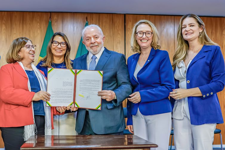 Brasília, 31.10.2023 - O presidente Lula,  durante assinatura do PL que destina pensão para filhos e filhas de vítimas de feminicidio. Foto: Ricardo Stuckert/ PR
