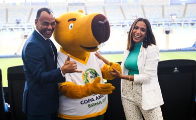 O embaixador da Copa América, Cafu, o mascote Zizito e a cantora Anitta durante briefing sobre a cerimônia de encerramento da Copa América Brasil 2019, no estádio Maracanã.