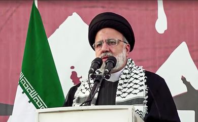 O presidente do Irã, Ebrahim Raisi, afirmou neste domingo (14) que o ataque no sábado (13) a Israel foi “uma lição contra o inimigo sionista”, avisando Tel Aviv que qualquer “nova aventura” irá contar com uma resposta “ainda mais dura” de Teerã.
Frame Reuters