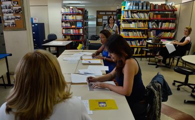 Professoras aprendem o braille no Instituto Municipal Helena Antipoff, que promove a inclusão de crianças com deficiência na rede pública de ensino (Tomaz Silva/Agência Brasil) 