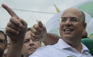 Rio de Janeiro - O candidato ao governo do estado do Rio, Wilson Witzel ( (PSC/PROS), participa de caminhada no bairro de Campo Grande, zona oeste da cidade.
