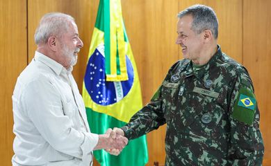Presidente Luiz Inácio Lula da Silva cumprimenta o novo comandante do Exército, general Tomás Miguel Ribeiro Paiva 
