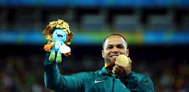 Arremessador Claudiney Batista exibe medalha de ouro durante Jogos do Rio