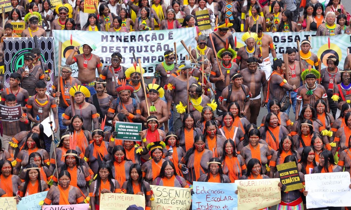 Brasília (DF) 08/04/2025 Indígenas de várias etnias participantes do Acampamento Terra Livre (ATL), fazem marcha no Eixo Monumental de Brasília   Foto: Fabio Rodrigues-Pozzebom/ Agência Brasil
