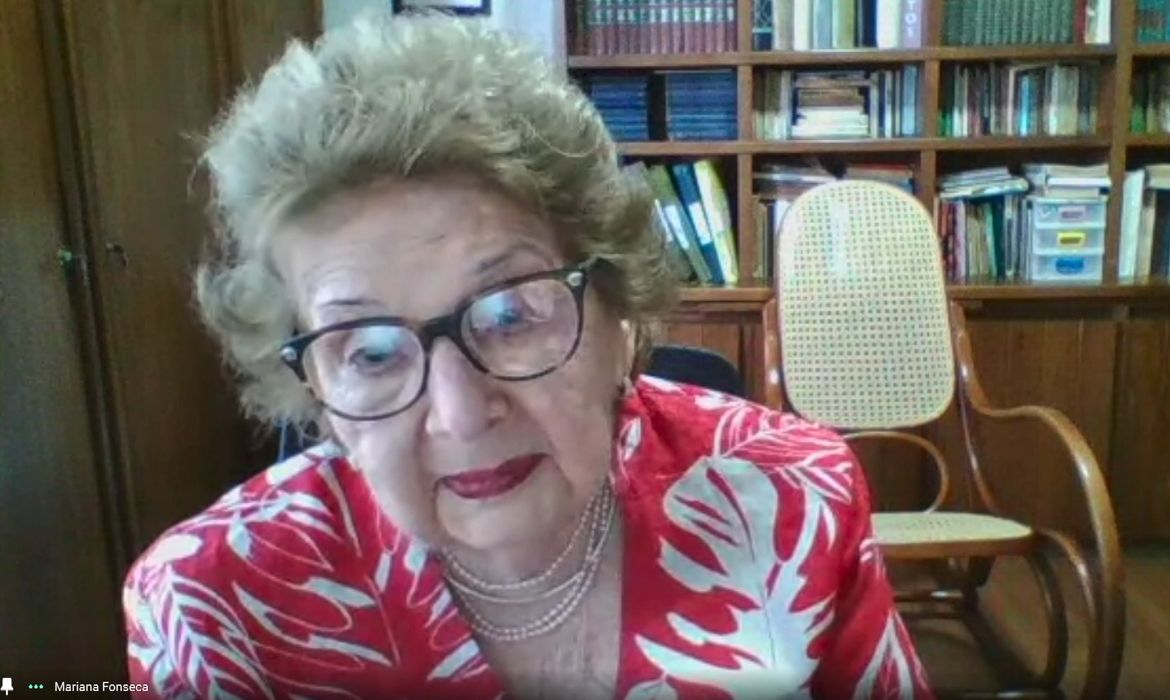 Nalva Nobrega, escritora e pianista