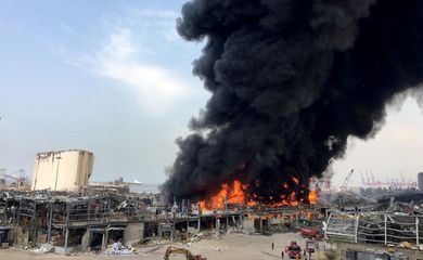 Coluna de fumaça na região portuária de Beirute