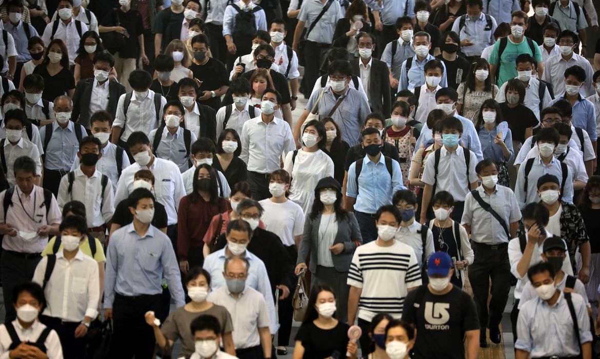 Passageiros usando máscaras na estação de Shinagawa, em Tóquio