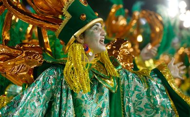 Rio de Janeiro - A Império Serrano abre o primeiro dia de desfiles do Grupo Especial das Escolas de Samba do Rio, na Sapucaí (Tânia Rêgo/Agência Brasil)