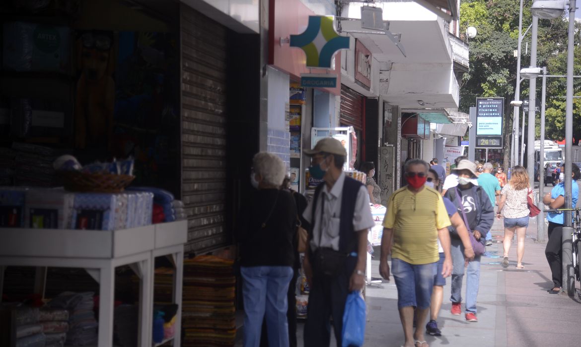 Rio tem primeiro dia útil de reabertura do comércio de rua