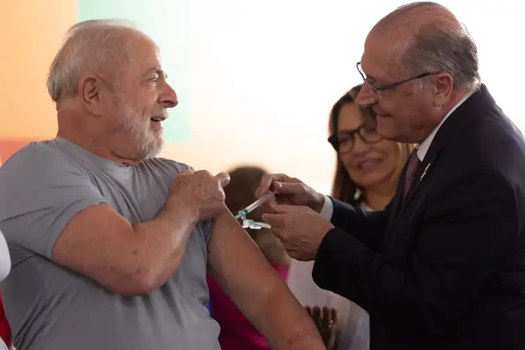 Braslia (DF) 27/02/2023 - O presidente Luiz Incio Lula da Silva e a ministra da Sade, Nsia Trindade, lanam o Movimento Nacional pela Vacinao. Na ocasio o presidente foi vacinado pelo vice-presidente, Geraldo Alckmin