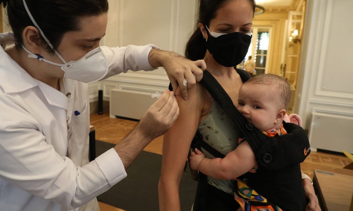 Mãe puérpera é imunizada contra covid-19 no Rio de Janeiro.