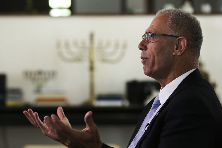 O embaixador de Israel, Yossi Shelley, concede entrevista à Agência Brasil