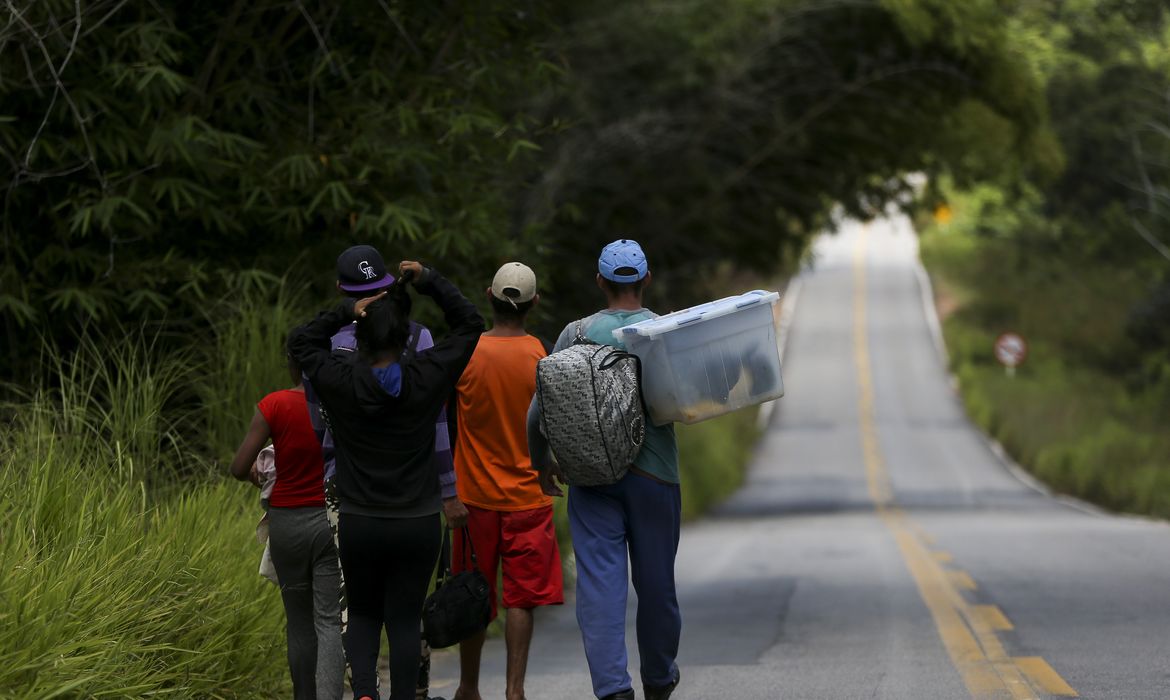 Grupo de imigrantes venezuelanos percorre a pé o trecho de 215 km entre as cidades de Pacaraima e Boa Vista.
