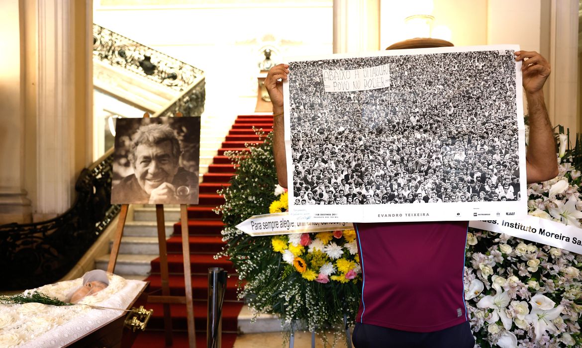 Fotógrafo do Brasil, Evandro Teixeira terá cinzas jogadas em Canudos Fotógrafo do Brasil, Evandro Teixeira terá cinzas jogadas em Canudos