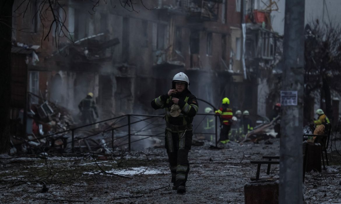 Equipes de resgate trabalham na área de um edifício residencial atingido por ataque de míssil russo em Vyshhorod