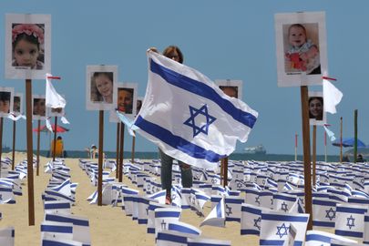 Rio de Janeiro (RJ), 07/11/2023 - A ONG Rio de Paz faz manifestação, na praia de Copacabana, em memória das vítimas em Israel, contra o terrorismo e pela soltura dos civis sequestrados. Foto: Tânia Rêgo/Agência Brasil