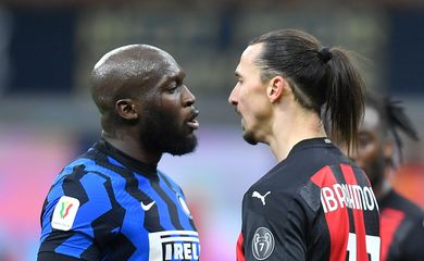 Romelu Lukaku e Zlatan Ibrahimovic discutem durante partida entre Inter de Milão e Milan pela Copa da Itália 