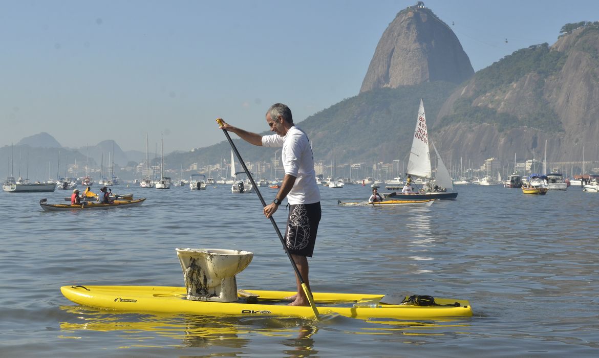 Atletas e ambientalistas protestam na praia de Botafogo contra poluição da Baía de Guanabara, local das provas de vela nos Jogos Olímpicos de 2016 (Fernando Frazão/Agência Brasil)