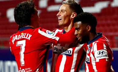 Marcos Llorente comemora gol com companheiros do Atlético de Madri