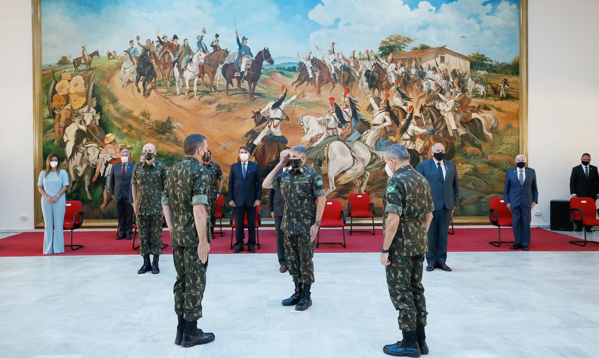 O presidente da República, Jair Bolsonaro, participa da solenidade de Passagem do Comando Militar do Sudeste