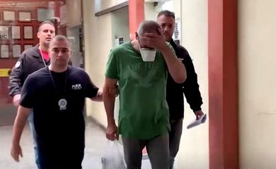 Cônsul alemão no Rio de Janeiro, Uwe Herbert Hahn, sob escolta policial após ser preso
