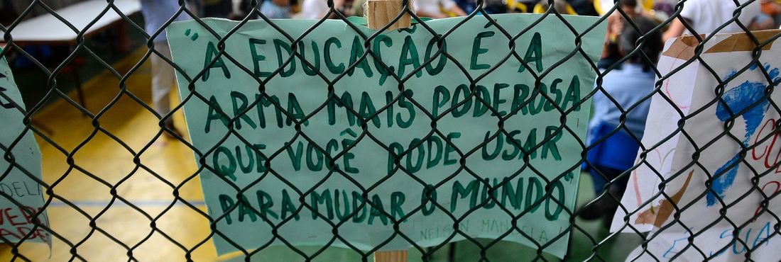 Educação Cartaz afixado atrás de uma grade que diz "A educação é a arma mais poderosa que você pode usar para mudar o mundo"