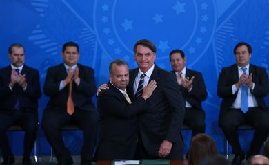 O presidente Jair Bolsonaro dá posse ao novo ministro do Desenvolvimento Regional, Rogério Marinho