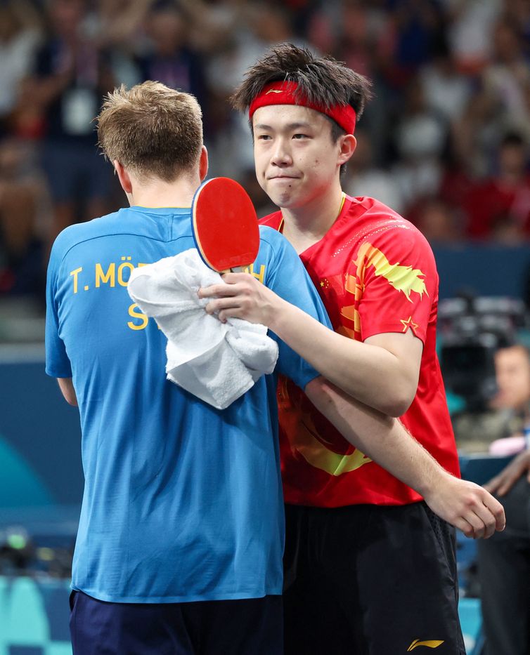 Paris 2024 Olympics - Table Tennis - Men's Singles Round of 32 - South Paris Arena 4, Paris, France - July 31, 2024. Truls Moregard of Sweden and Chuqin Wang of China at the end of their round of 32 match. REUTERS/Isabel Infantes