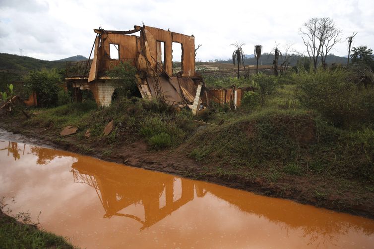 Ruínas em Bento Rodrigues, distrito de Mariana, dois anos após a tragédia do rompimento da Barragem de Fundão, da mineradora Samarco (José Cruz/Agência Brasil)