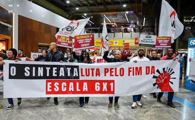 20/05/2026 - São Paulo - Manifestantes fazem ato no Aeroporto de Guarulhos para pedir pelo fim da escala 6x1. Foto: Fabiano Polayna/Siemaco-SP