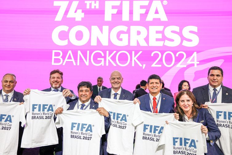 FIFA President Gianni Infantino poses with the Brazilian delegation after Brazil won the bid to host the Women's World Cup, during the 74th FIFA Congress at the Queen Sirikit National Convention Center in Bangkok, Thailand, May 17, 2024. REUTERS/Chalinee Thirasupa