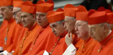 Cardeais em conclave no Vaticano