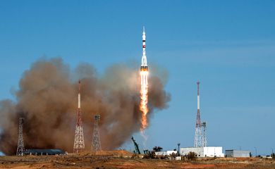 A nave espacial Soyuz MS-17 transportando a tripulação da ISS decola da plataforma de lançamento no Cosmódromo de Baikonur