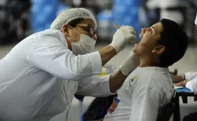 Rio de Janeiro (RJ) 28/04/2015 - Caminhos da Reportagem sobre saúde bucal. No Dia Mundial do Sorriso, a Oral-B e o programa Dentista do Bem realizam a terceira edição da maior triagem odontológica do mundo, atendendo jovens na quadra da Unidos de Vila Isabel. Foto: Tânia Rêgo/Agência Brasil