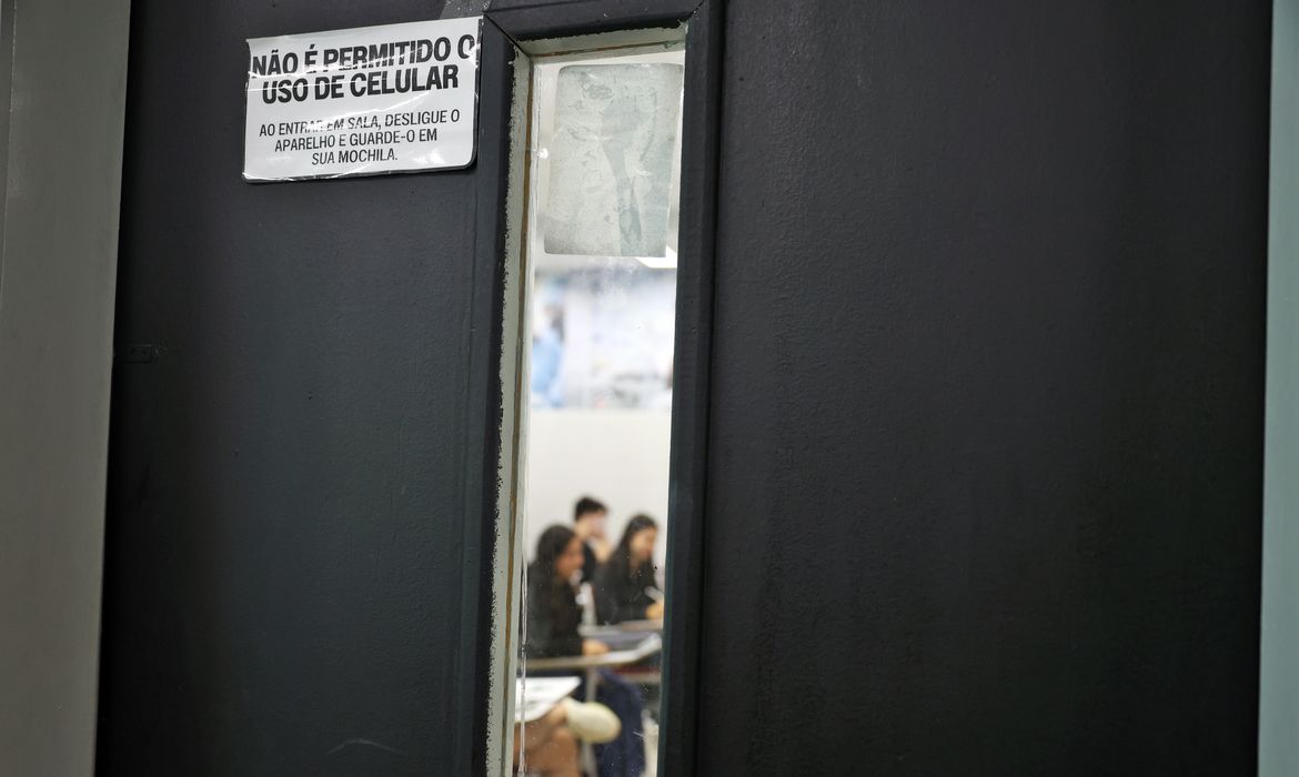 Brasília (DF), 24/10/2024 - Alunos do colégio Galois em sala de aula na preparação dos últimos dias antes da prova do Enem 2024.  Foto: José Cruz/Agência Brasil
