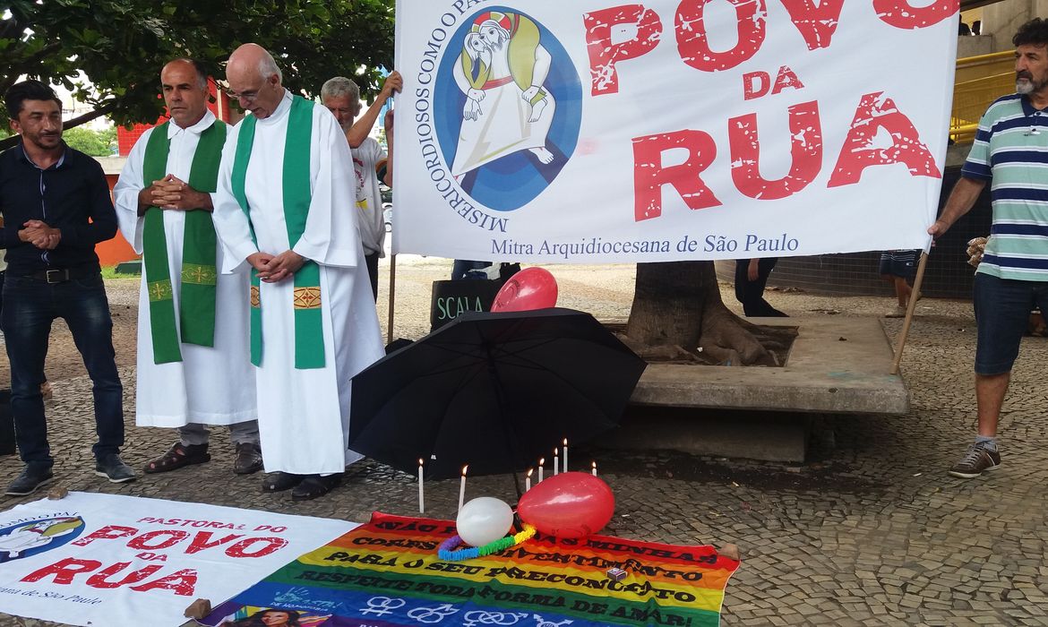 Ato na capital paulista pede fim da violência contra população de rua e LGBT