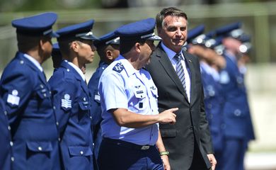 O comandante da Força Aérea Brasileira, Carlos de Almeida Baptista Júnior, e o presidente Jair Bolsonaro durante a cerimônia militar de promoção de Graduados do Quadro Especial de Sargentos (QESA), na Base Aérea de Brasília.