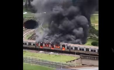 Vagão do Metrô pega fogo em Águas Claras, Distrito Federal. Foto: Facebook/DFAguasClaras