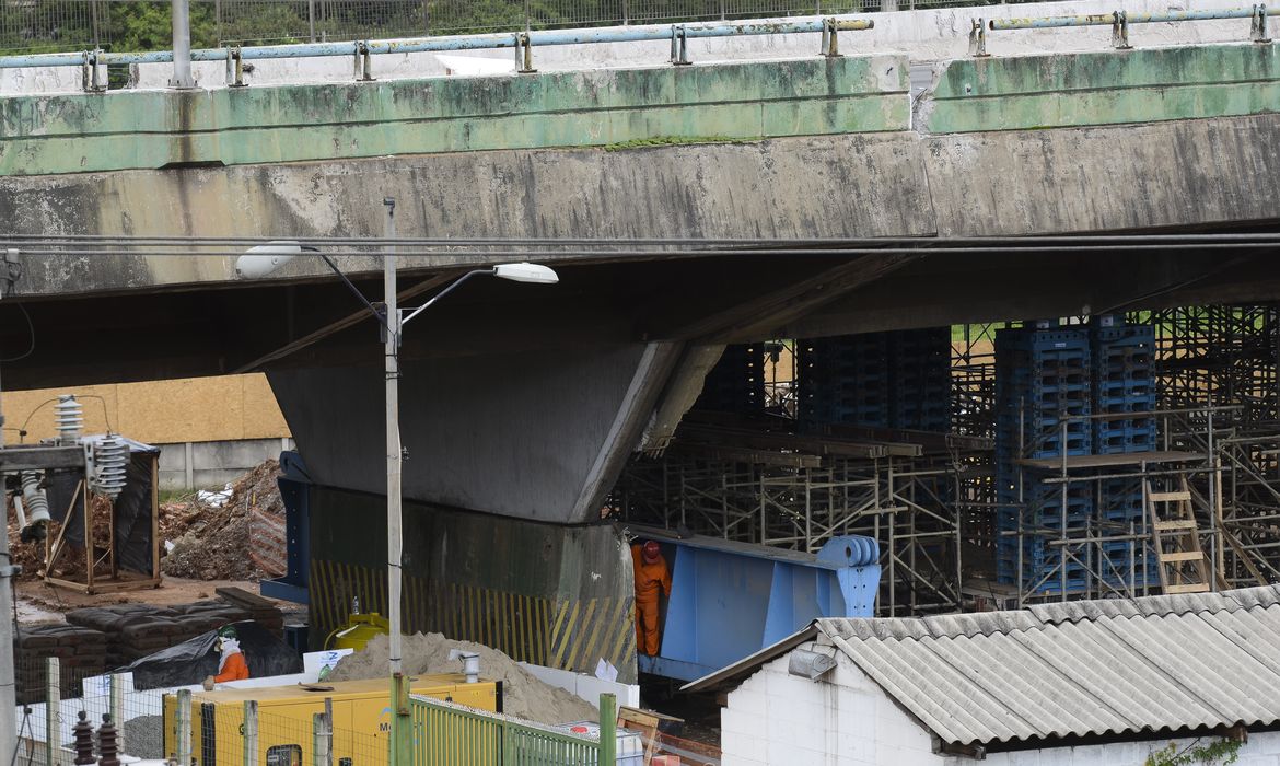 Prefeitura de São Paulo instala macacos hidráulicos para erguer viaduto da Marginal do Pinheiros, que cedeu no dia 15 de novembro.