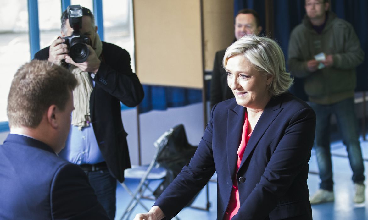 Paris - Marine Le Pen, candidata a eleição Francesa durante a votação (Olivier Hoslet/EPA)