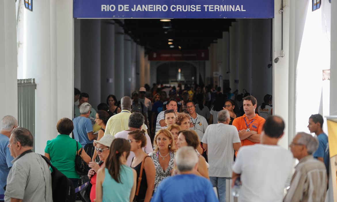 Rio de Janeiro – Aproximadamente 20 mil turistas desembarcam de seis transatlânticos no Pier Mauá, zona portuária (Tânia Rêgo/Agência Brasil
