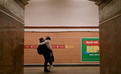 Pessoas se protegem de ataque na estação de metrô